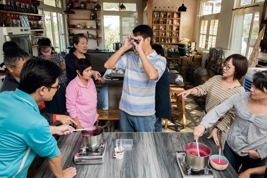 苗栗縣文峰國小老師在研習課程中製作洛神果醬，藉此認識正確的食品加工，流程之一為使用甜度計檢測甜度