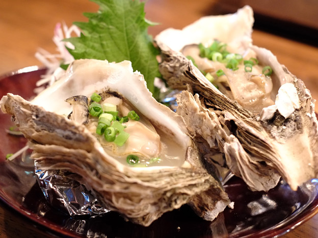 餐廳裡灑上蔥花的生蠔（Photo/オーイシ）