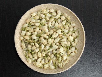 照顧茉莉花，要給予充足的水分和陽光。(photo / Leeting)