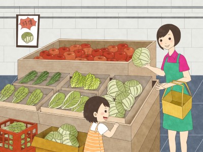 Mita跟媽媽一起到超市挑萵苣。