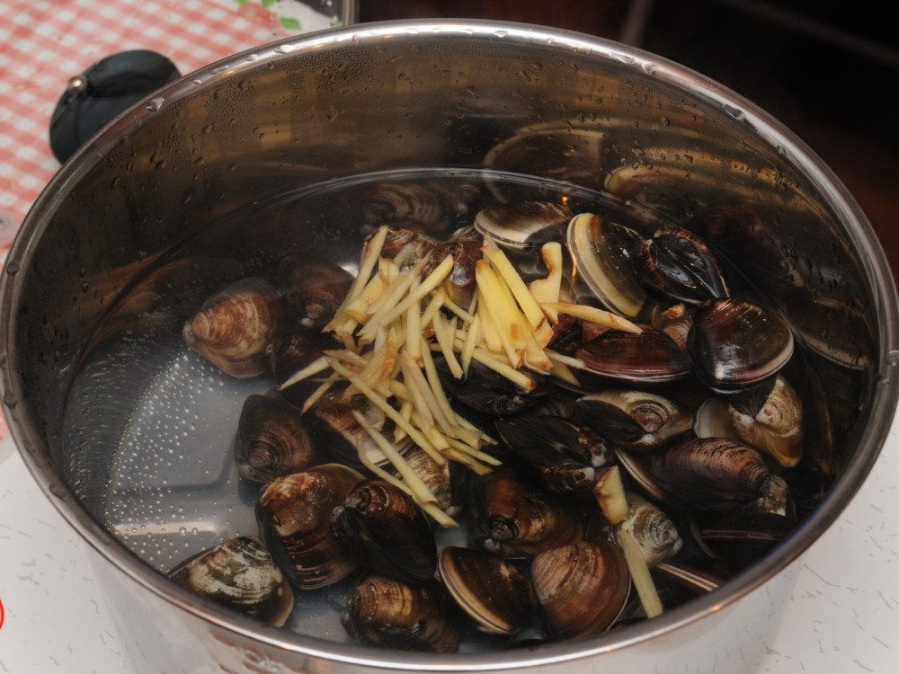 文蛤、薑絲和少許鹽就能煮一鍋美味的文蛤湯。