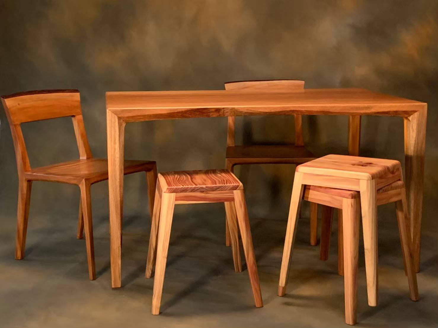 臺灣杉做成的木凳(圖右前方)；桌子和靠背椅(圖左)為大葉桃花心木製成。(照片來源：林務局)