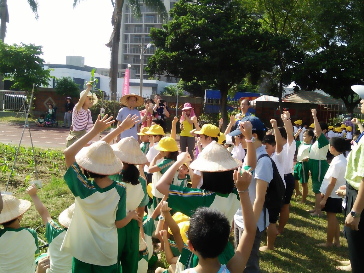 避免農作營養不足，老師帶著孩子們一起進行玉米田的疏苗