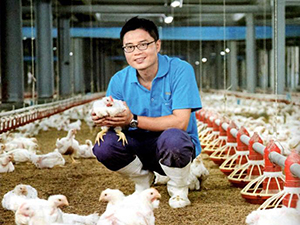 黃勝裕叔叔以人道方式養雞，讓雞隻健康生長。