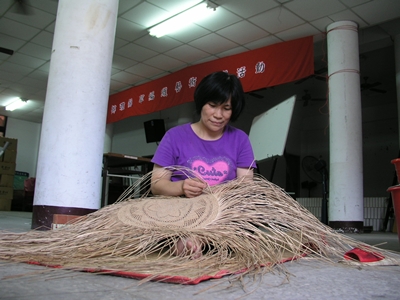 農村媽媽巧手編織藺草