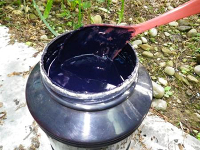 看起來黏稠的深藍色液體，就是藍靛。Photo/國立台灣工藝研究發展中心