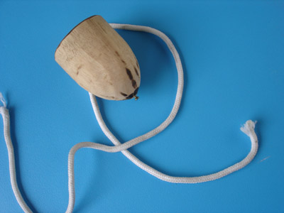 手工削木製成的陀螺，只要準備好一條約一公尺繩子，就可以開始玩了！