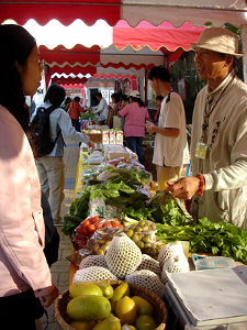 市集裡農友和消費者面對面販售產品