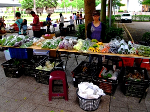 伍佰戶有機農場在市集攤位上擺滿各式各樣的新鮮蔬菜