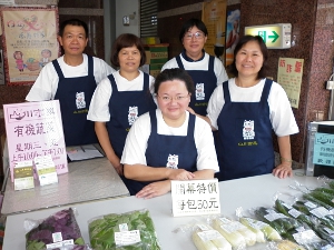 山川市集由小農們組成，每週5天準時開賣當天清晨現採的青菜（照片由台北市農會提供）