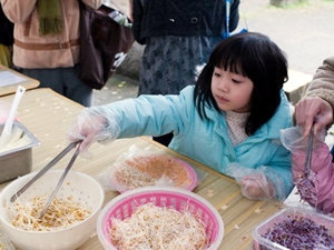 金枝阿姨搭配市集活動推出芽菜體驗，讓大小朋友都能學會芽菜的用途